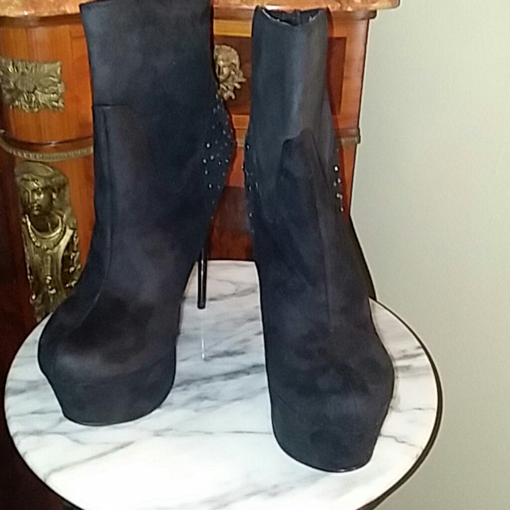 NIB 7 inch black suede platform boots w/ studs